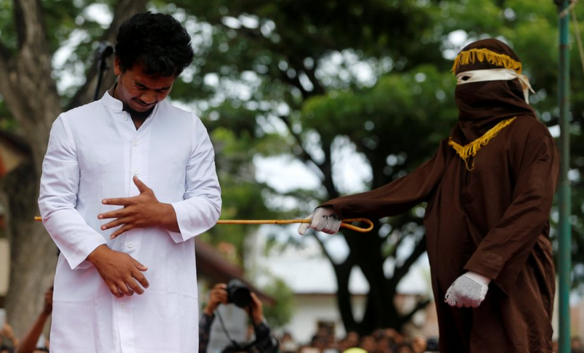 Dos hombres azotados públicamente en Aceh tras ser condenados por besarse y abrazarse