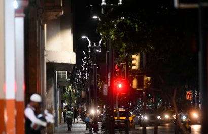 La intervención incluye el reemplazo de 350 luminarias por tecnología LED de iluminación y la instalación de 40 nuevos postes.