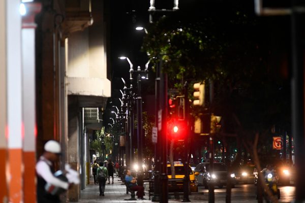 La intervención incluye el reemplazo de 350 luminarias por tecnología LED de iluminación y la instalación de 40 nuevos postes.