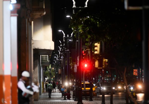 La intervención incluye el reemplazo de 350 luminarias por tecnología LED de iluminación y la instalación de 40 nuevos postes.