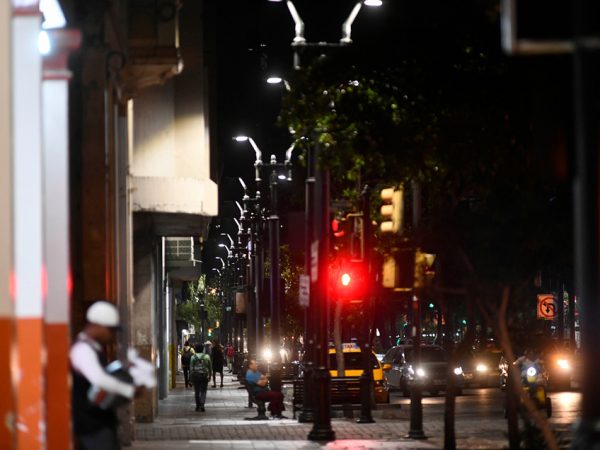 La intervención incluye el reemplazo de 350 luminarias por tecnología LED de iluminación y la instalación de 40 nuevos postes.