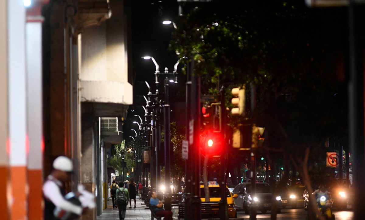 La intervención incluye el reemplazo de 350 luminarias por tecnología LED de iluminación y la instalación de 40 nuevos postes.