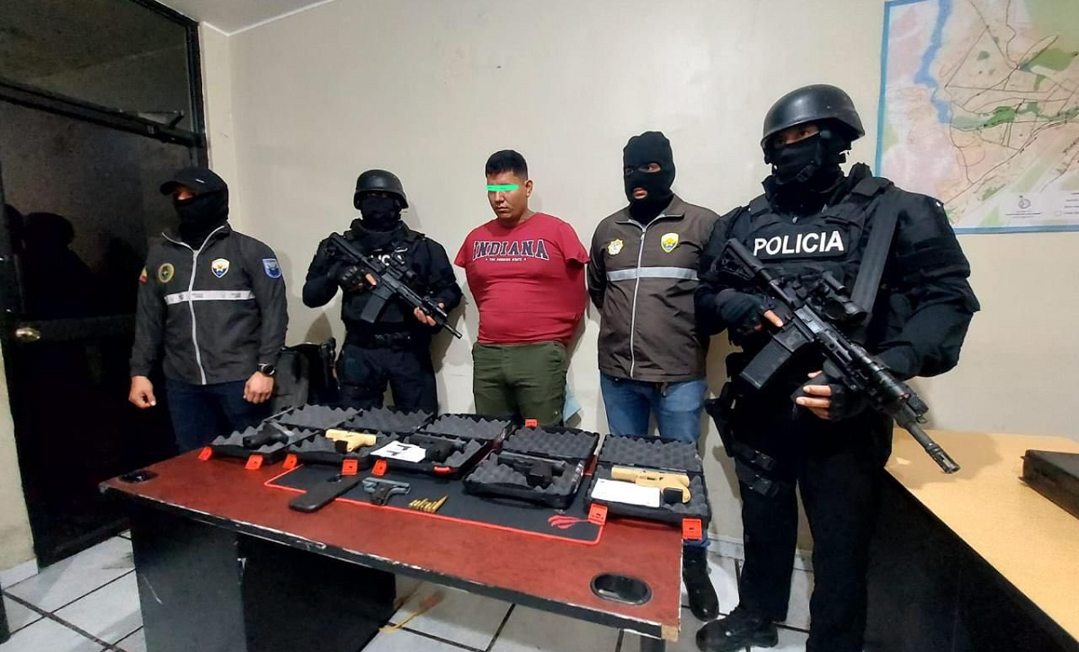 Cae en Portoviejo integrante de “Los Lobos” con arsenal en su poder