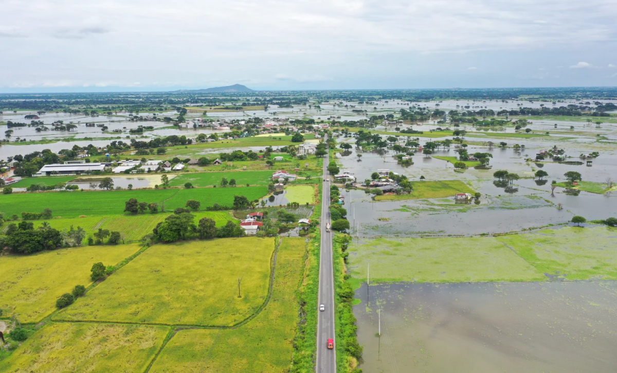En puntos estratégicos se controla el desfogue de agua del embalse Daule-Peripa Desde Palestina y Santa Lucía para evitar inundaciones.