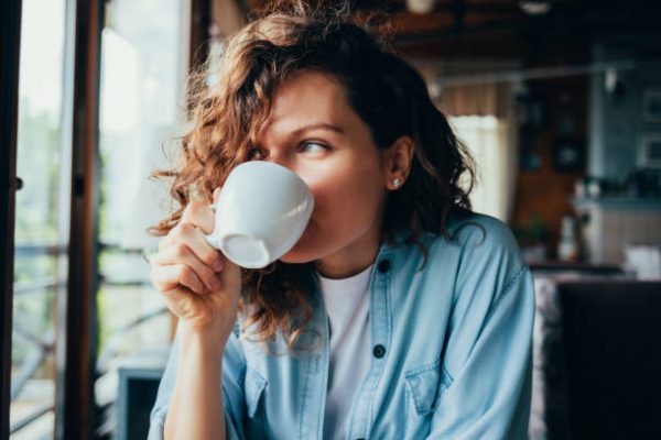 ¿Un café al día para envejecer mejor? Esto dice la ciencia sobre beberlo en las mañanas