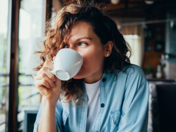 ¿Un café al día para envejecer mejor? Esto dice la ciencia sobre beberlo en las mañanas