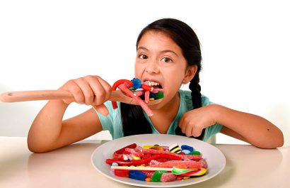 El azúcar no causa hiperactividad en niños, pero presenta otros riesgos: ¿cuáles son?