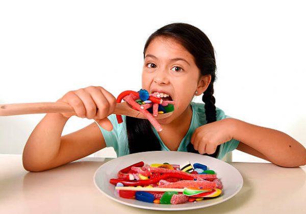 El azúcar no causa hiperactividad en niños, pero presenta otros riesgos: ¿cuáles son?