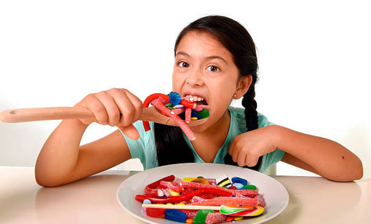 El azúcar no causa hiperactividad en niños, pero presenta otros riesgos: ¿cuáles son?