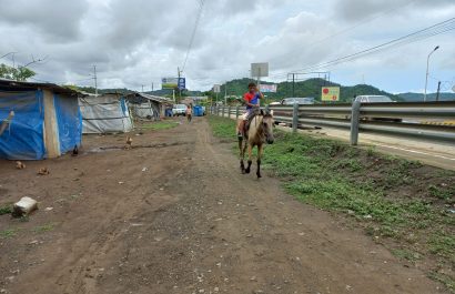 Casas de damnificados ubicadas a un costado del puente sobre el río Jama.
