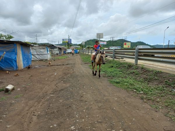 Casas de damnificados ubicadas a un costado del puente sobre el río Jama.