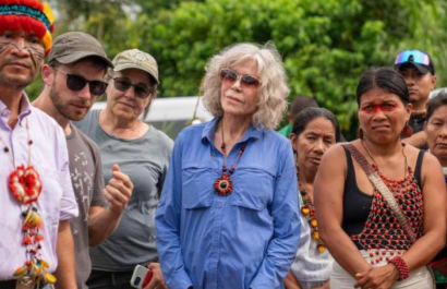 Jane Fonda visita la Amazonía ecuatoriana para constatar daños de la explotación petrolera
