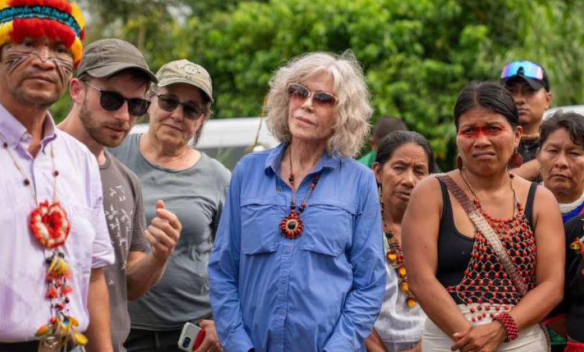 Jane Fonda visita la Amazonía ecuatoriana para constatar daños de la explotación petrolera