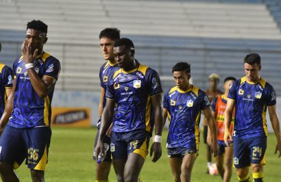 Jugadores de Delfín SC salen tristes tras el empate ante Macará