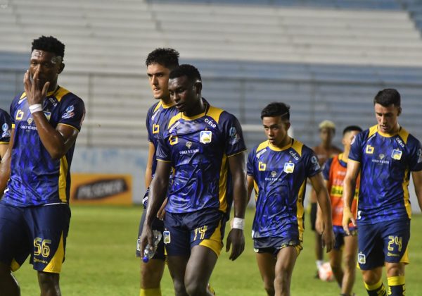Jugadores de Delfín SC salen tristes tras el empate ante Macará