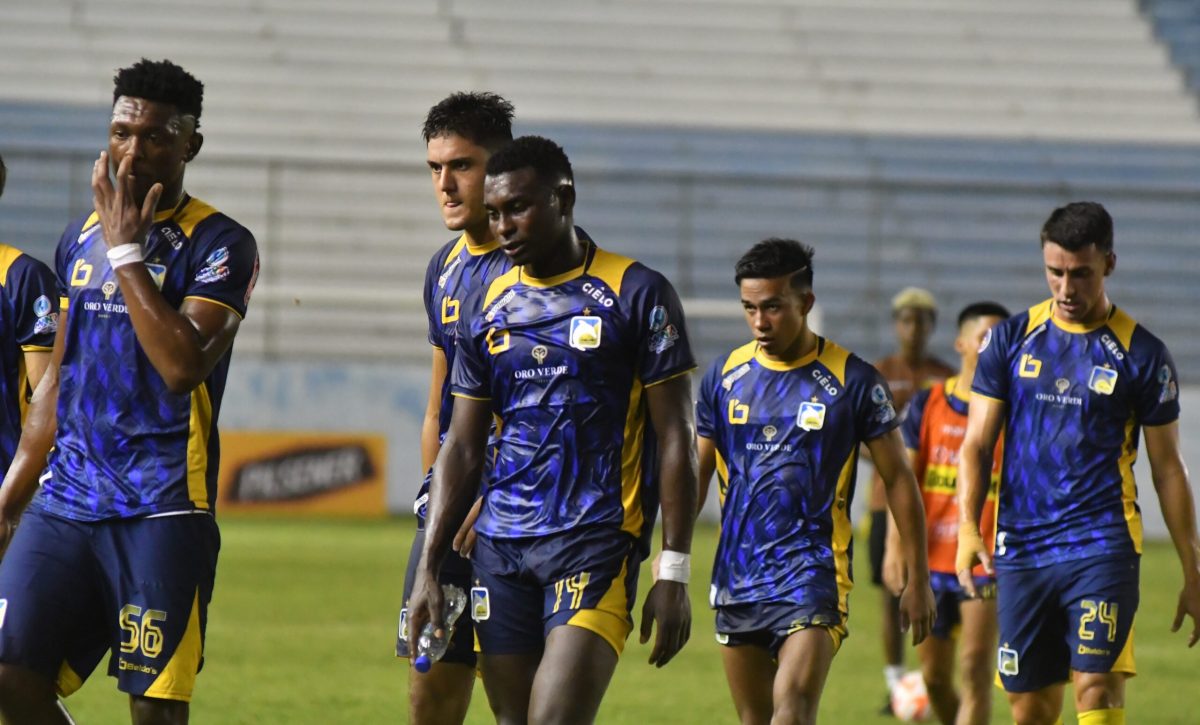 Jugadores de Delfín SC salen tristes tras el empate ante Macará