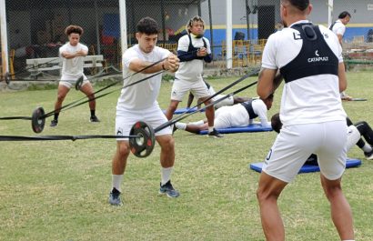 Jugadores del Delfín se alistan para la Copa Ecuador.