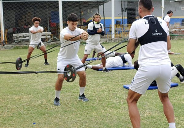 Jugadores del Delfín se alistan para la Copa Ecuador.
