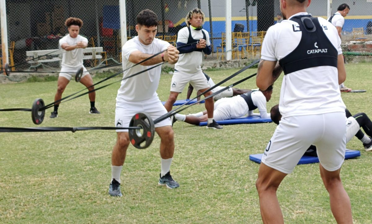 Jugadores del Delfín se alistan para la Copa Ecuador.