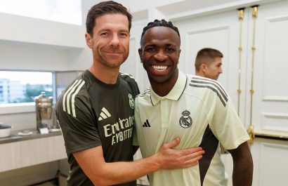 Xabi Alonso, entrenador del Real Madrid, junto a Vinicius Junior