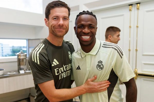 Xabi Alonso, entrenador del Real Madrid, junto a Vinicius Junior