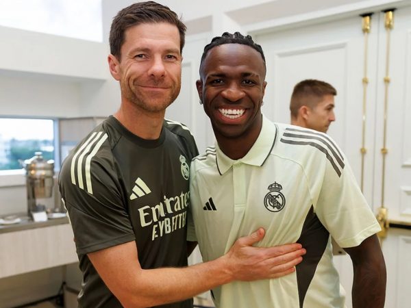 Xabi Alonso, entrenador del Real Madrid, junto a Vinicius Junior