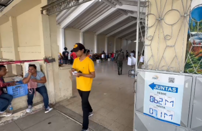 Autoridades registran dos citaciones en recinto electoral de Manta por infringir normas