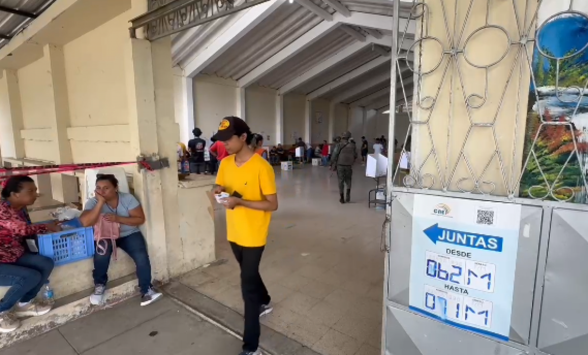Autoridades registran dos citaciones en recinto electoral de Manta por infringir normas