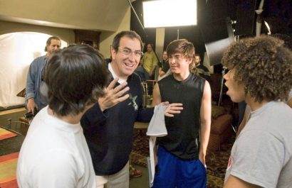 El director Kenny Ortega, junto a Zac Efron y Corbin Bleu, durante el rodaje de High School Musical 2.