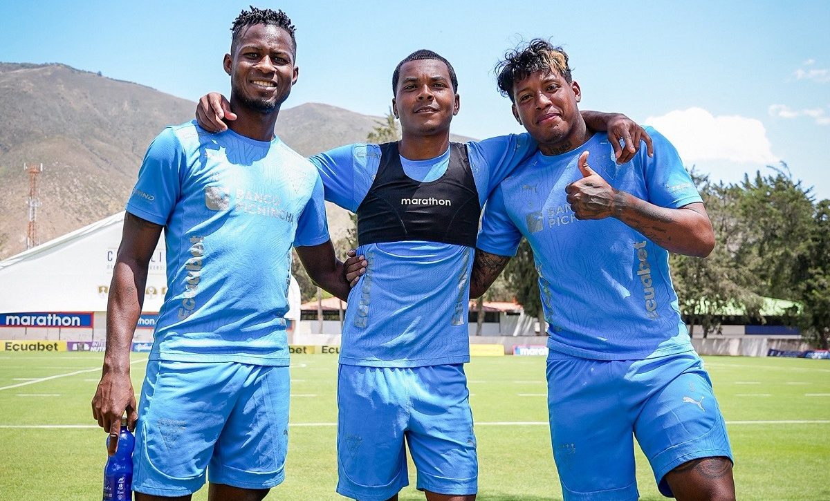 Bryan Ramírez (C) continuará en Liga de Quito para la Liga Ecuabet y Copa Libertadores. FOTO: @LDU_Oficial.