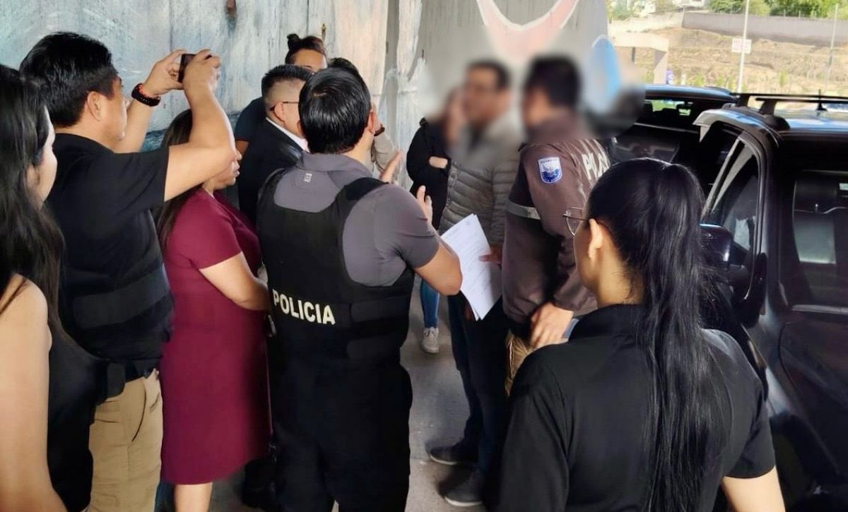 La detención de Santiago Díaz se dio en Quito, según imágenes difundidas por la Fiscalía. FOTO: @FiscaliaEcuador