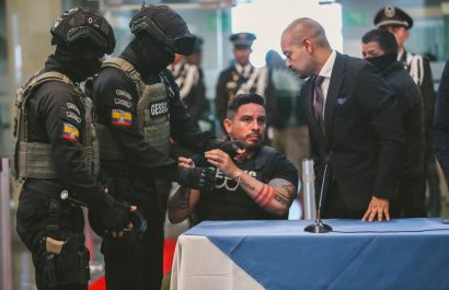 Daniel Salcedo y su abogado comparecen en la Comisión de Fiscalización de la Asamblea Nacional. FOTO: @AsambleaEcuador.