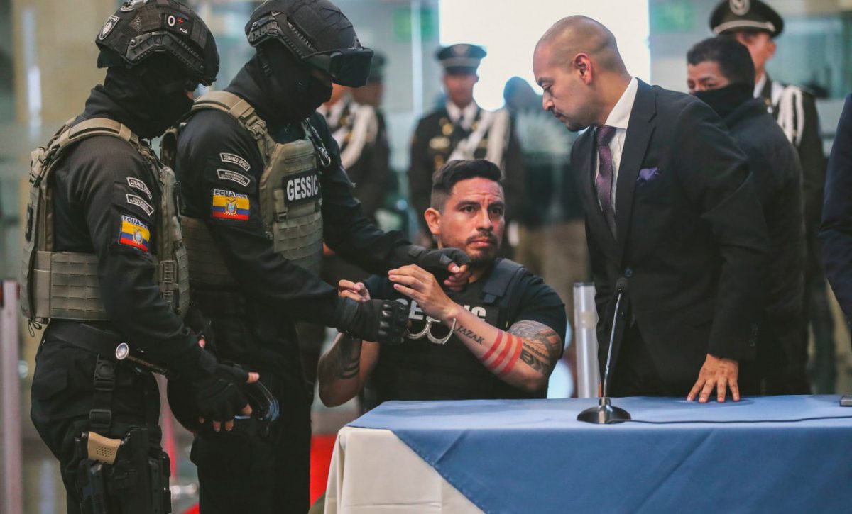 Daniel Salcedo y su abogado comparecen en la Comisión de Fiscalización de la Asamblea Nacional. FOTO: @AsambleaEcuador.