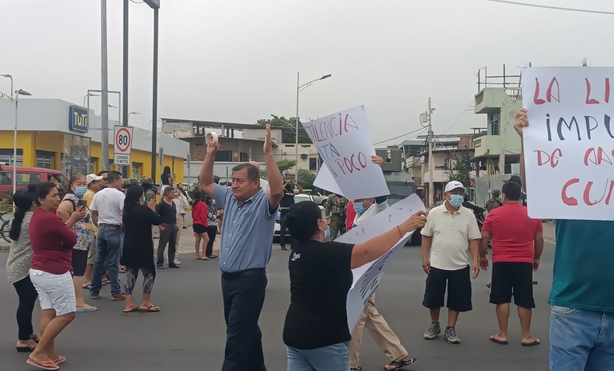 Habitantes de Los Esteros en Manta, bloquearon las principales calles para exigir la reparación de la estación de bombeo paralizada desde 2021