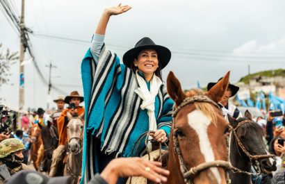 La candidata Luisa Gónzalez durante su recorrido en Cotopaxi.
