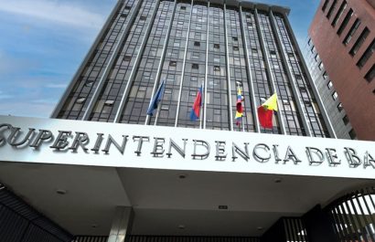 La Superintendencia de Bancos advierte sobre entidades no autorizadas para actividades financieras dentro del país.