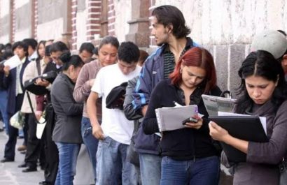 La tasa de desempleo bajó ligeramente, pero el empleo adecuado e informal siguen estancados.