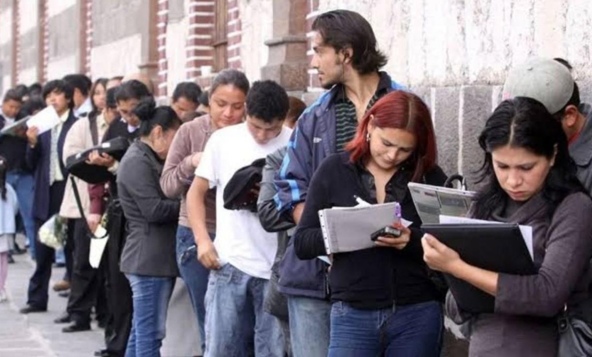 La tasa de desempleo bajó ligeramente, pero el empleo adecuado e informal siguen estancados.