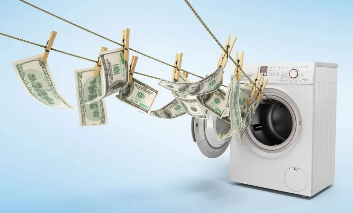 El lavado de dinero es el proceso a través del cual es encubierto el origen de los fondos generados mediante el ejercicio de algunas actividades ilegales.
