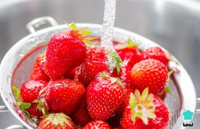 ¿Lavas las fresas solo con agua? Así deberías hacerlo realmente, según expertos
