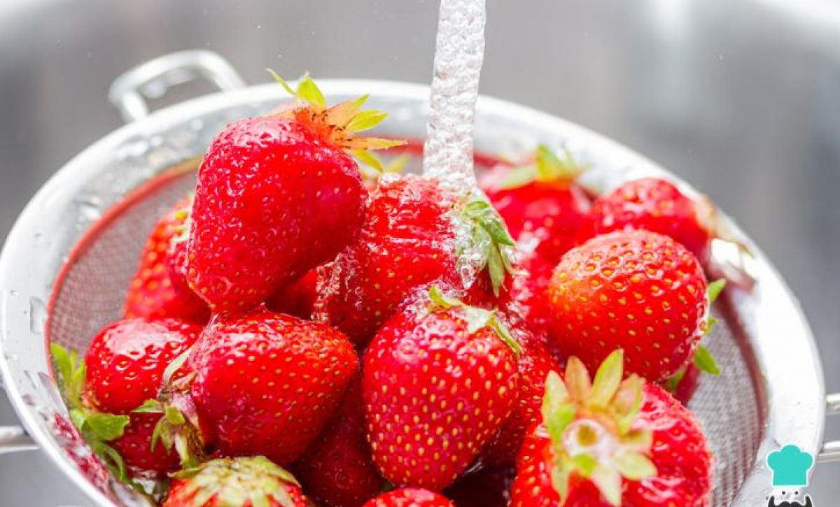 ¿Lavas las fresas solo con agua? Así deberías hacerlo realmente, según expertos