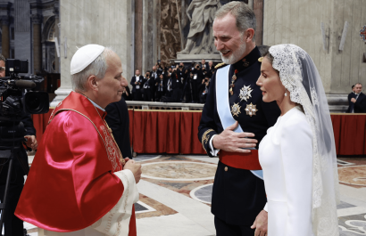"¿Por qué la Reina Letizia rompió el protocolo vaticano con su vestido blanco?"
