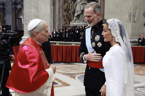 "¿Por qué la Reina Letizia rompió el protocolo vaticano con su vestido blanco?"