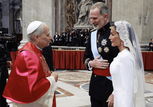 "¿Por qué la Reina Letizia rompió el protocolo vaticano con su vestido blanco?"