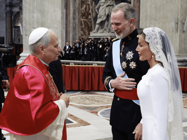 "¿Por qué la Reina Letizia rompió el protocolo vaticano con su vestido blanco?"