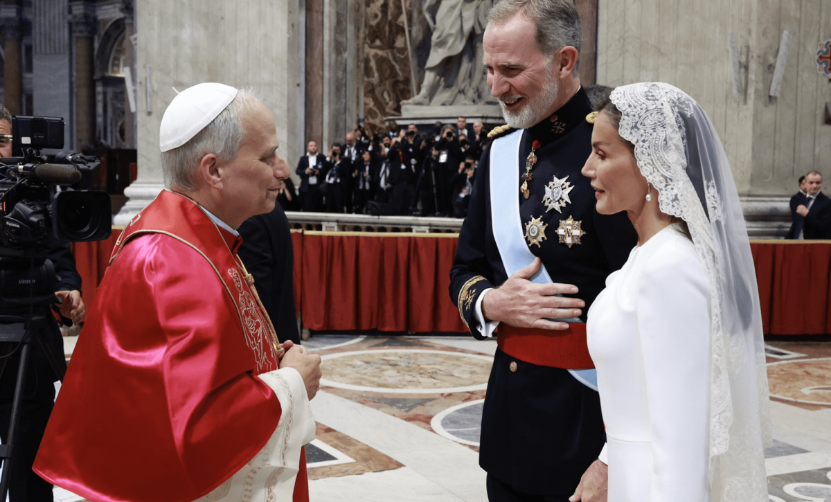 "¿Por qué la Reina Letizia rompió el protocolo vaticano con su vestido blanco?"