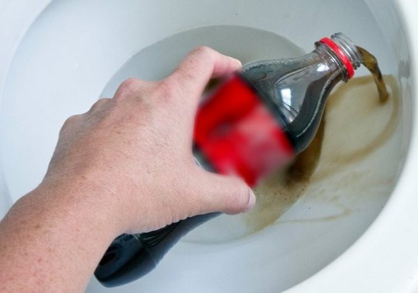 Cola negra como alternativa de limpieza: usos comprobados y recomendaciones