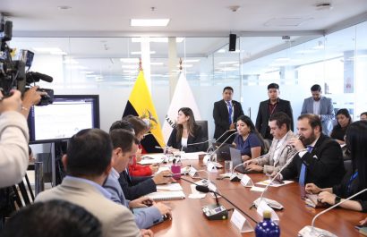 La presidenta de la comisión, Valentina Centeno, anunció que el informe para primer debate del proyecto de ley de transparencia social se someterá a votación el miércoles 13 de agosto. FOTO: @AsambleaEcuador.
