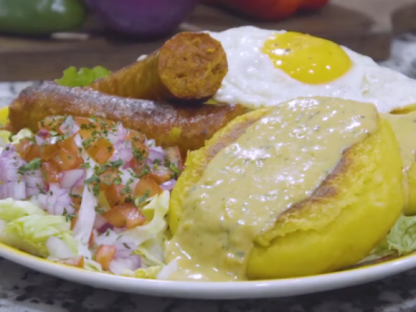 Ecuador celebra el llapingacho en el ranking de comida callejera de Taste Atlas