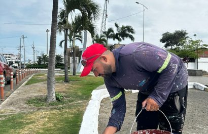 Los bordillos y redondeles cercanos a la Autoridad Portuaria y frente al Mall del Pacífico fueron pintados por obreros municipales.